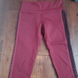 Iron lily crop leggings size medium in burgundy with black details